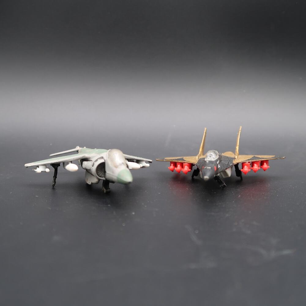 Maisto Diecast Airplane Set of 2 1:64 Scale Plane Fighter Jet Vintage Incomplete